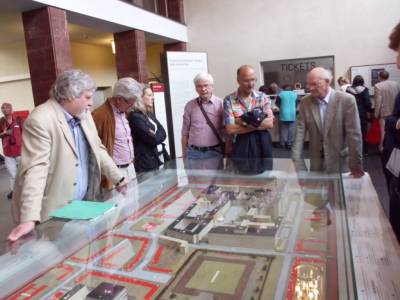 Im Foyer am Modell des ehemaligen Ministeriums fr Staatssicherheit