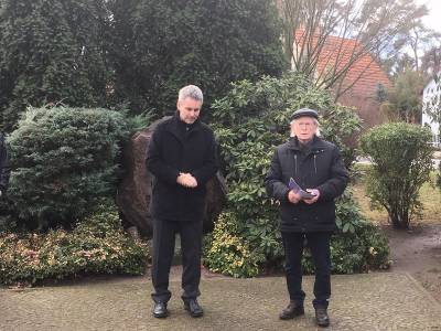 Maximilian Tauscher hält zum Gedenken eine Ansprache.